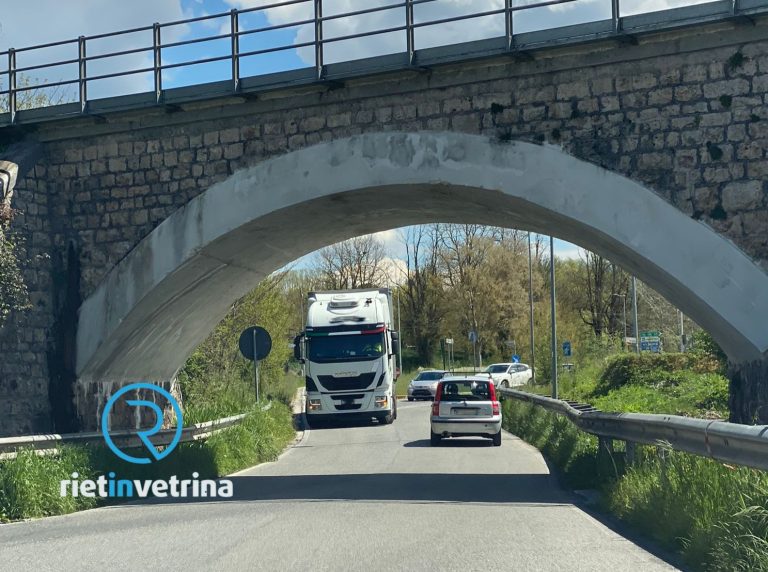 Un nuovo camion ha rischiato di rimanere incastrato nel sottopasso di via Velinia