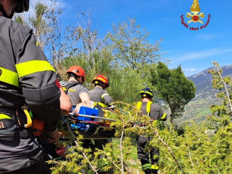 Cade dal Monte Cosce riportando fratture. Soccorso da 118 e Vigili del Fuoco