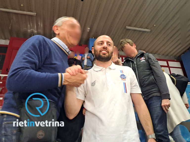 Coach Ruggieri festeggia con i suoi tifosi l’importante vittoria su Mantova