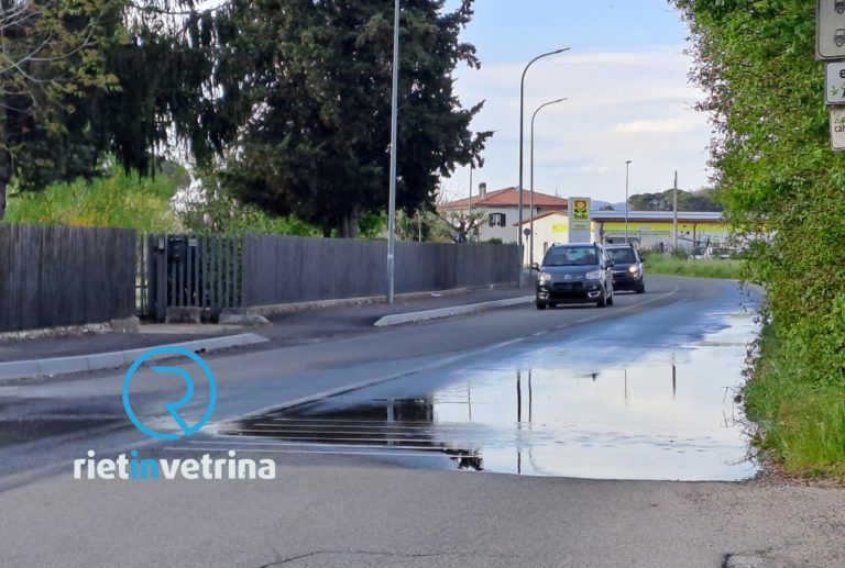 APS ripara la perdita di acqua in via Ricci