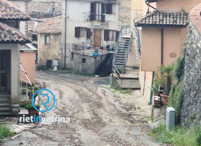 ►VIDEO –  Maltempo, a Lisciano fiume di acqua e detriti costeggia le abitazioni