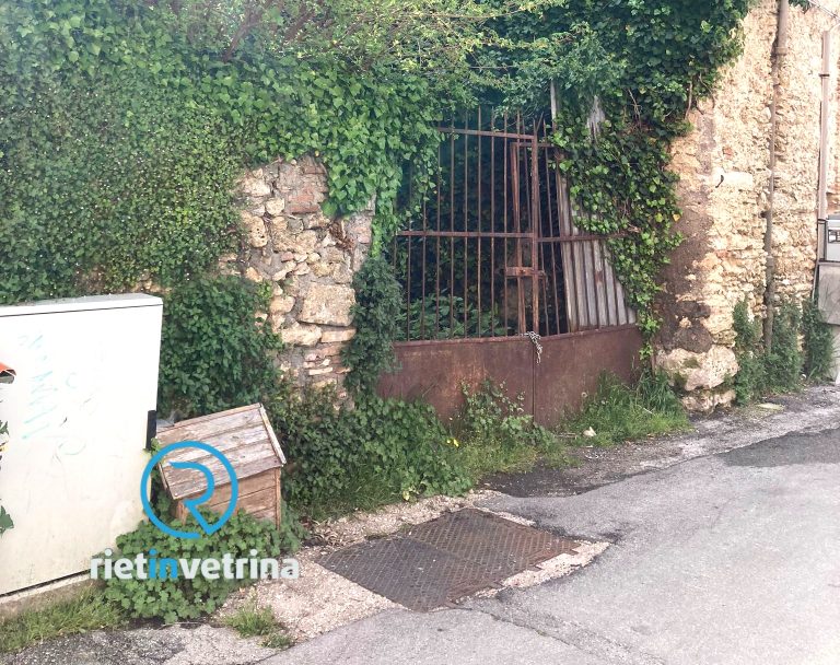 SEI TU IL REPORTER – “In via del Burò abbiamo paura che la casa abbandonata possa cadere. Inoltre è piena di topi”