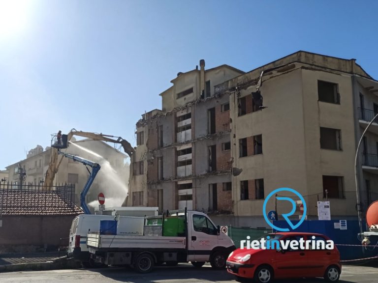 Rieti, in corso la demolizione del palazzo di via dei Tigli danneggiato dal sisma 2016