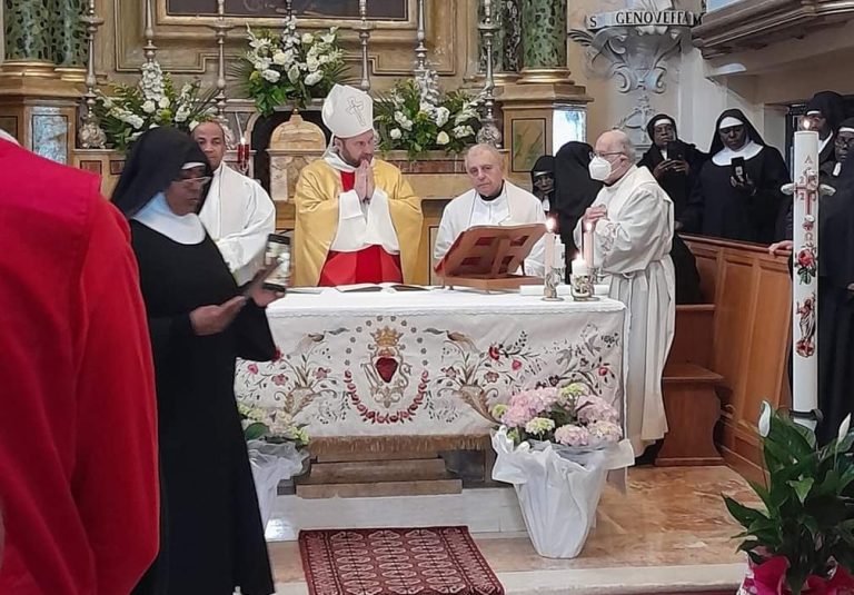 Il vescovo Piccinonna presiede l’Eucaristia nei 25 anni di professione religiosa di suor Maria Grazia Trinitas