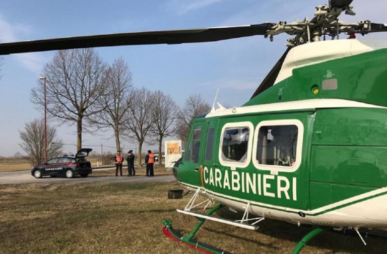 Sono serviti elicottero e pattuglie per arrestare un uomo accusato di lesioni, porto abusivo di arma e resistenza