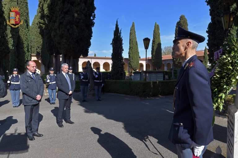 Rieti, deposta corona di alloro nella stele eretta in ricordo dei Caduti della Polizia