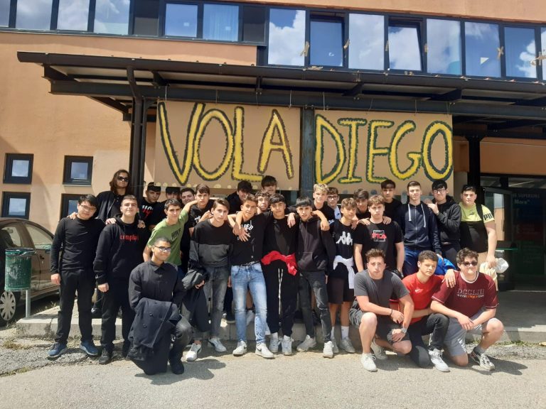 Diego muore a 15 anni. I compagni di scuola di Passo Corese gli dedicano uno striscione