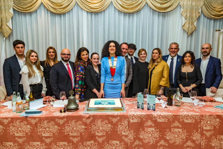 Il Rotaract Club Rieti dona uno specchio funzionale al Centro Disturbi Alimentari della Città