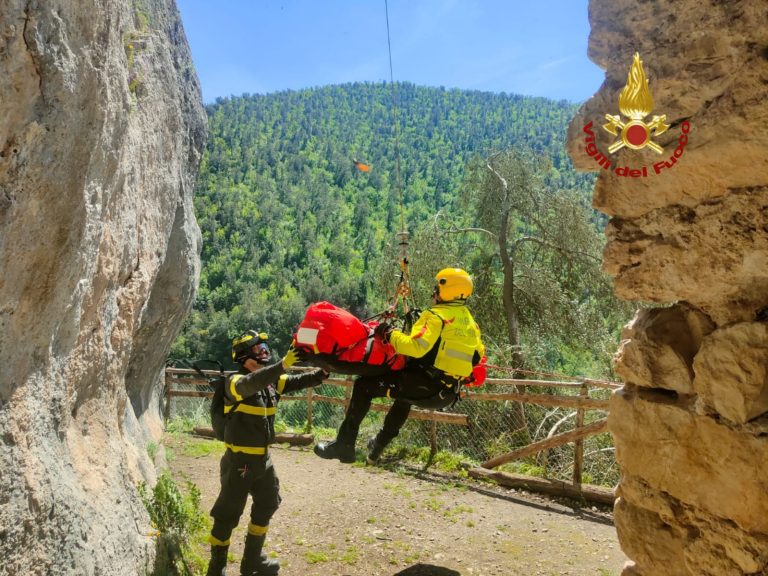 Vigili del Fuoco soccorrono escursionista sull’eremo di San Leonardo