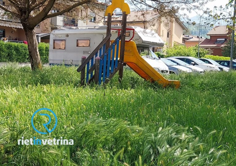 SEI TU IL REPORTER – “Intervenite con lo sfalcio anche in via Colarieti Tosti. Inoltre i marciapiedi sono fatiscenti”