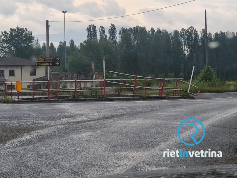 Divelto il guardrail in via Pistignano. Fare attenzione