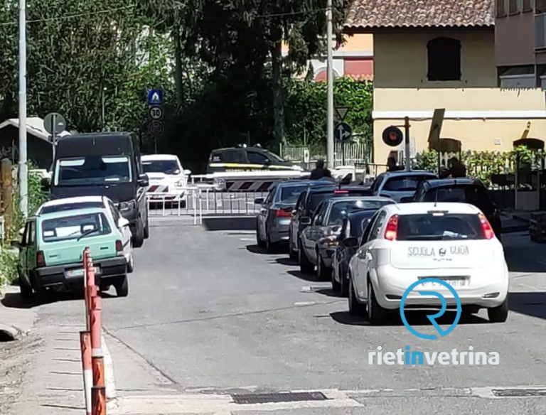 Via Ricci, passaggio a livello chiuso da 30 minuti senza treno