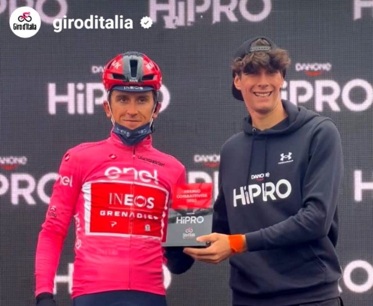 Diego Crescenzi al Giro d’Italia premia Thomas Geraint (Maglia Rosa)
