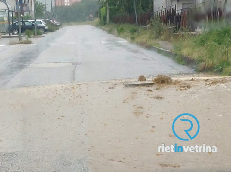 Fiume di liquidi maleodoranti in via Pollastrini