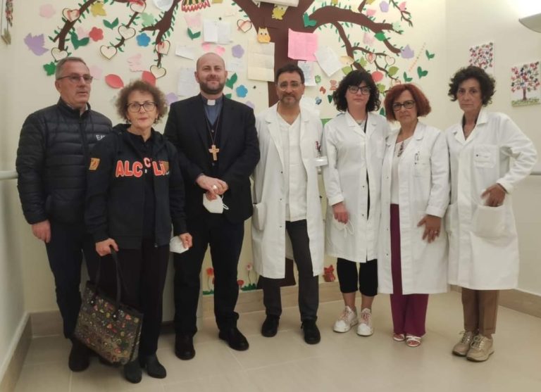 Il vescovo Piccinonna fa visita ai degenti dell’Hospice e del de Lellis: “Il soffio dello Spirito ci porta dove c’è bisogno d’amore”
