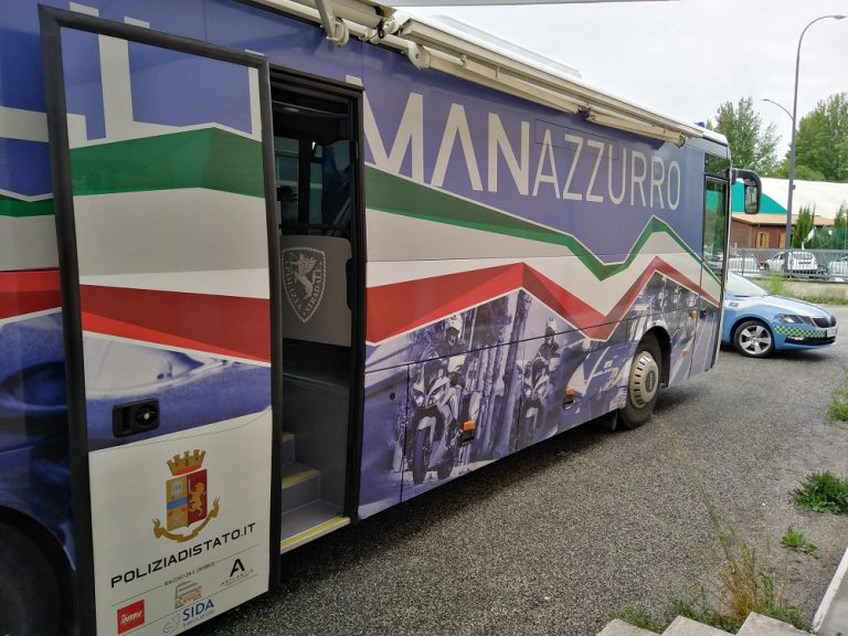 Il pullman azzurro della Polizia Stradale fa tappa al Costaggini di Rieti