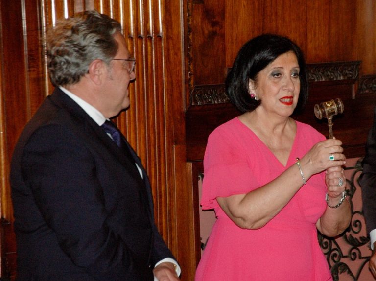 Lions Club Rieti Varrone, passaggio della campana tra Alberta Paris e Maurizio Rosati