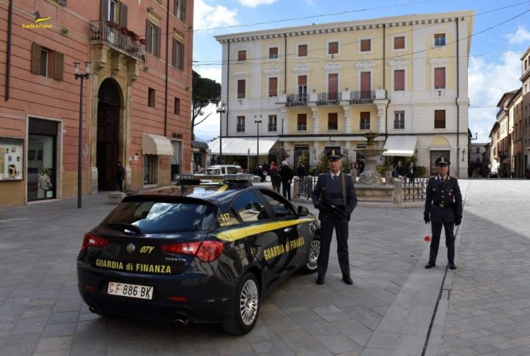 Titolare di un esercizio commerciale a Rieti trovato in possesso di cocaina. Arrestato