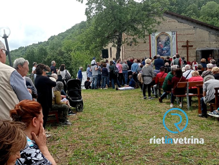 Vallececa celebra la Santissima Trinità. Messa officiata dal vescovo Piccinonna