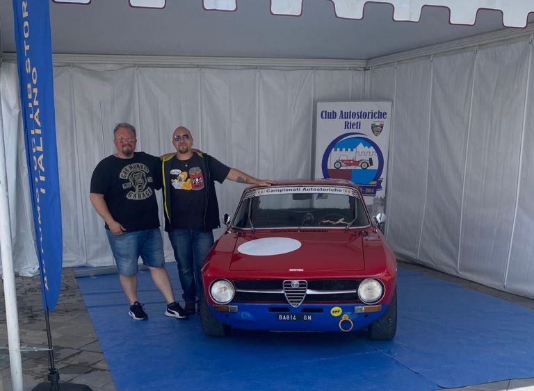 Il Club Auto Storiche Rieti in piazza del Comune con una Alfa Romeo GT del 1971