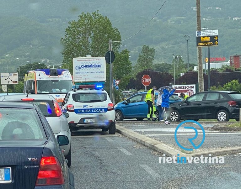 Incidente nella rotatoria di via Greco di fronte al de Lellis