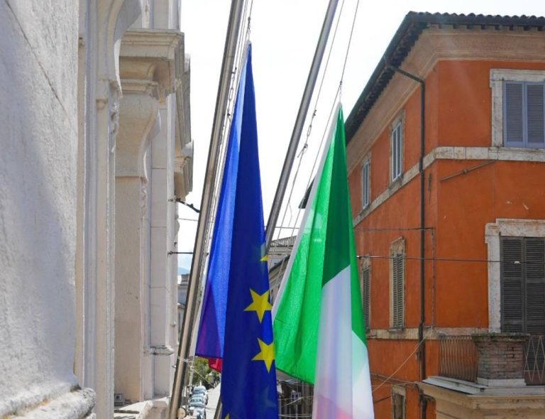 Comune di Rieti con le bandiere a mezz’asta per la morte di Berlusconi. Lutto nazionale