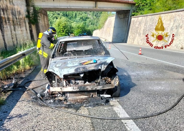 Auto in fiamme a Cittareale. Traffico bloccato fino allo spegnimento dell’incendio