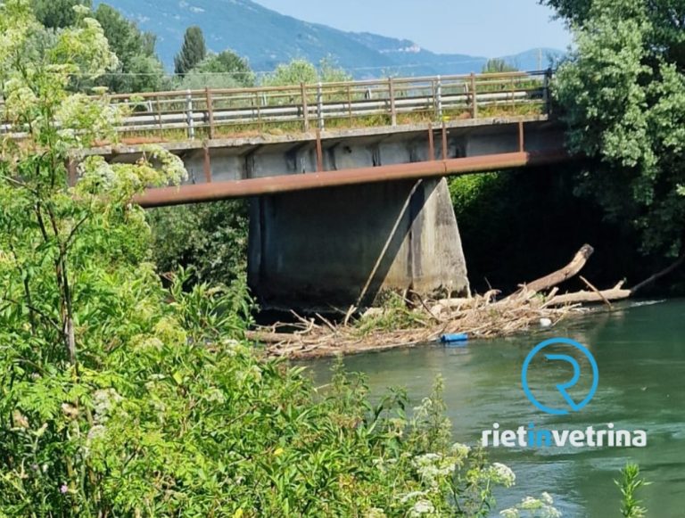 SEI TU IL REPORTER – “Togliete i numerosi detriti nel Fiume Velino zona Ponte Carpegna”