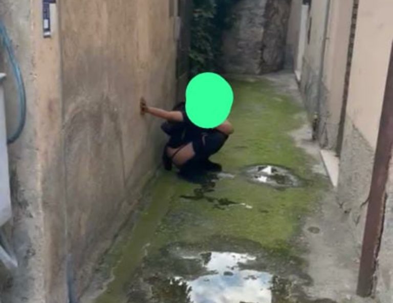 Ragazza fa i bisogni in strada. Rieti come le favelas? AREA chiede al Sindaco di intervenire sul Prefetto