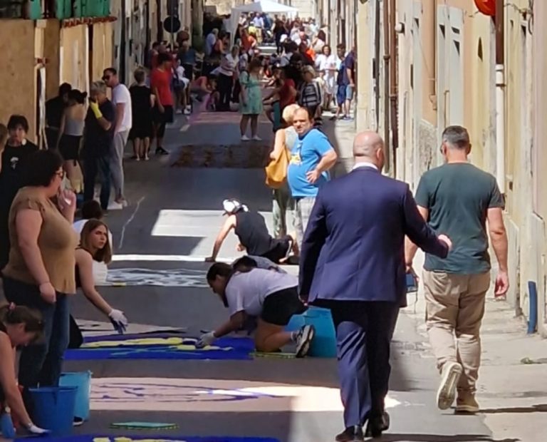Il vescovo Piccinonna visita i Rioni durante le infiorate per Sant’Antonio