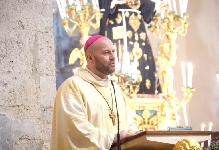 Intenso il Pontificale del vescovo Piccinonna: “Sant’Antonio ha il Bambino sulla mano per darlo a noi”