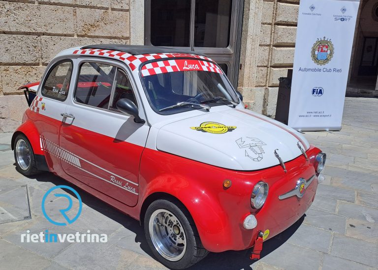 Alcune delle auto storiche della Coppa Carotti in mostra in piazza del Comune