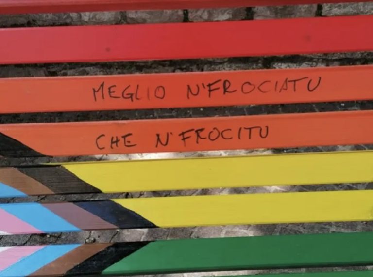 Vandalizzata la panchina arcobaleno a Borbona. Arcigay Rieti esprime vicinanza al Comune