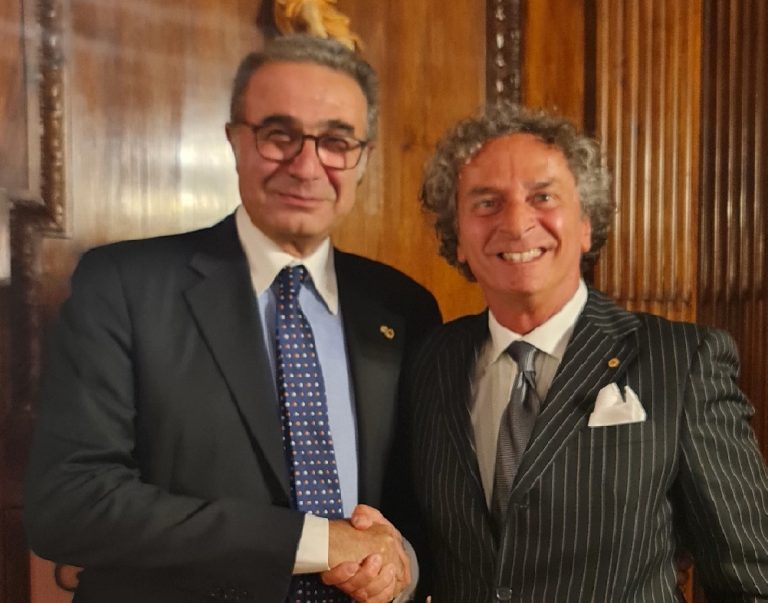 Passaggio della campana tra Paolo Lancia e Arash Sadighi (Lions Club Rieti Host)