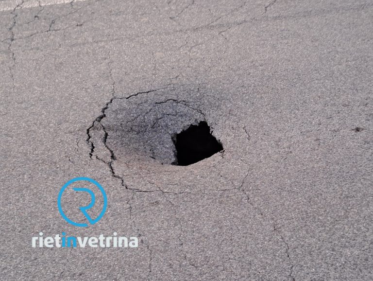 Si è aperta una voragine in via Verani. Sul posto i tecnici