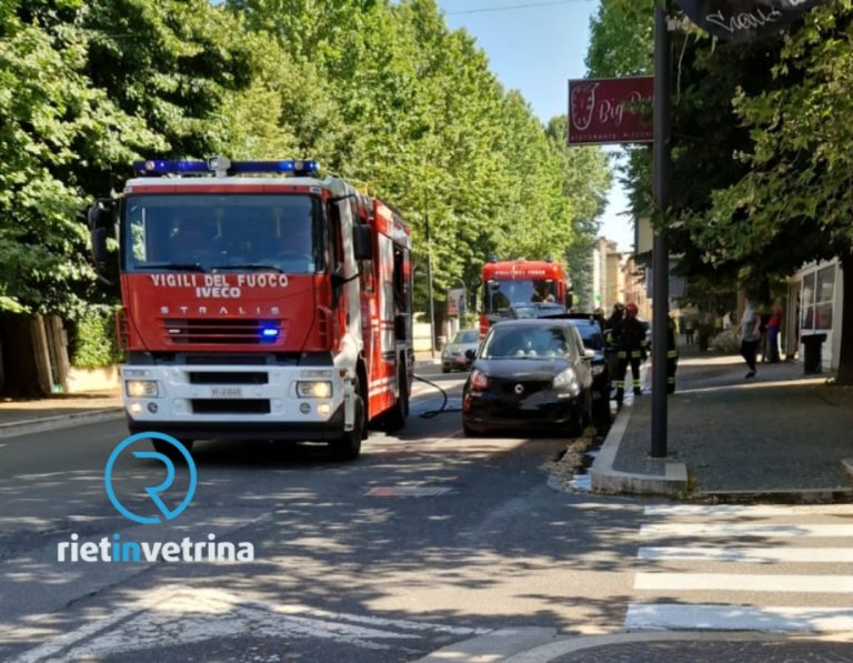 Auto in fiamme in viale Maraini