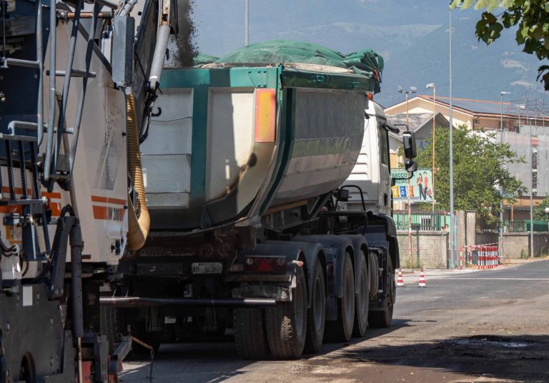 Asfalto in via Tancia, l’intervento è arrivato all’altezza dell’incrocio con via Fratelli Sebastiani
