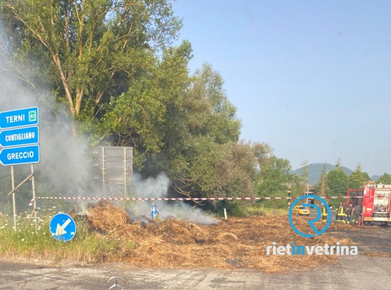 Camion perde balle di fieno che prendono fuoco