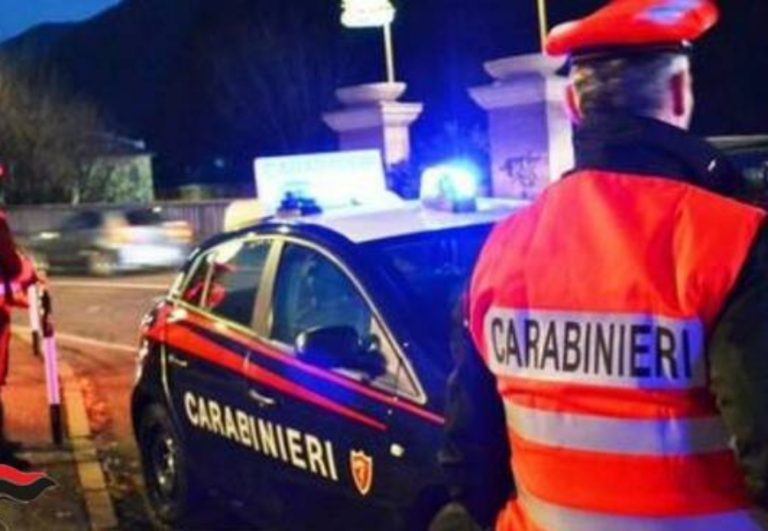 Uomo minaccia i passanti. Carabinieri denunciato lui e la ragazza per spaccio di stupefacenti