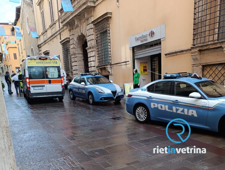 Uomo in forte agitazione in via Roma. Intervengono 118 e Polizia