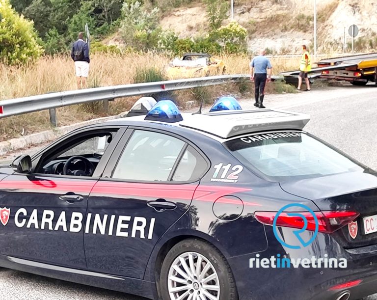 Lotus sfonda il guardrail e finisce fuori strada