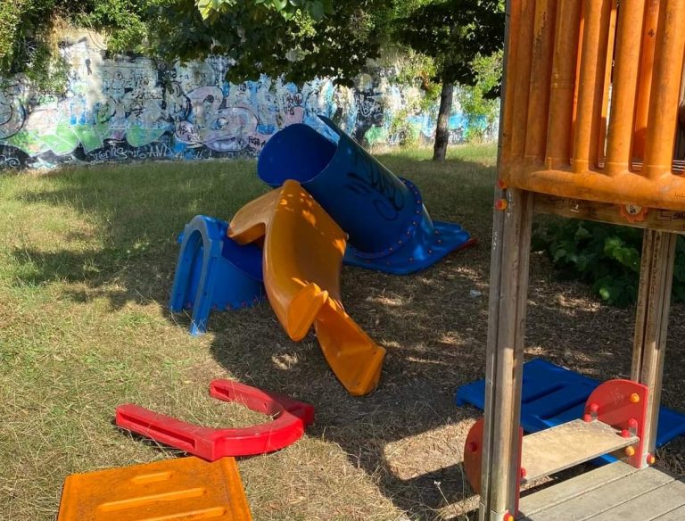 SEI TU IL REPORTER – Distrutto uno dei giochi al Parco 6 giugno 1944 del Borgo
