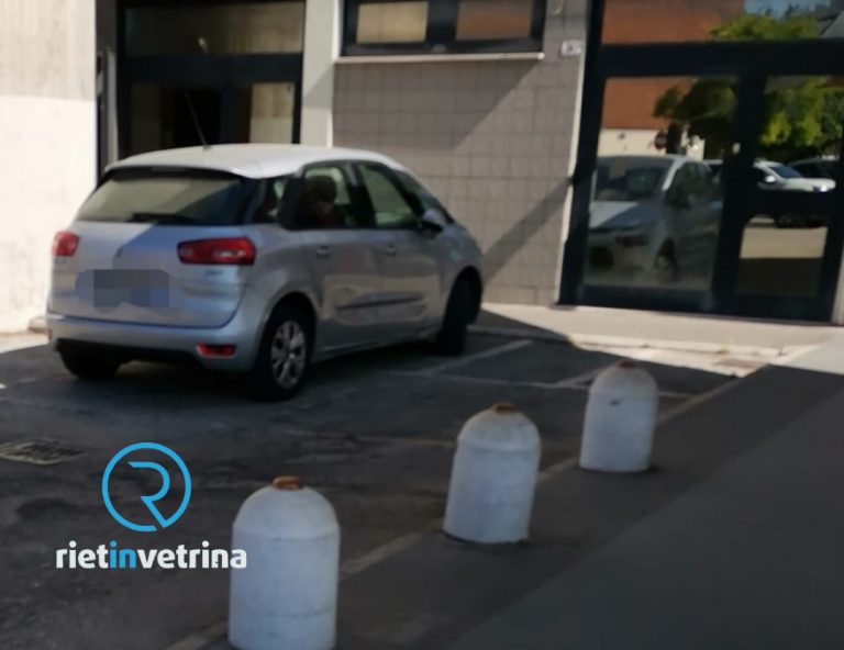 SEI TU IL REPORTER – “Anche in piazzale Angelucci parcheggi selvaggi sui posti per i motocicli”