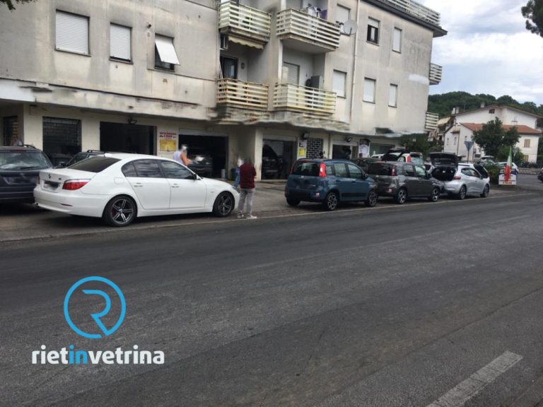 SEI TU IL REPORTER – “Sulla Terminillese marciapiedi sempre occupati dalle auto”