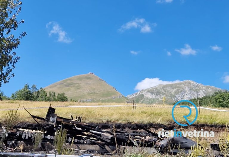 Piccolo casale in legno in fiamme ai Cinque Confini