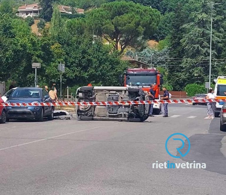Auto si ribalta a Campoloniano altezza Poste