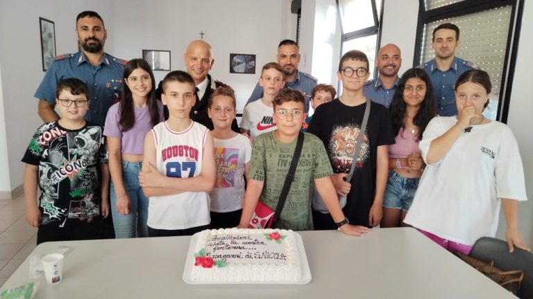 I cresimandi della chiesa San Nicola da Bari di Poggio Catino visitano il Comando Carabinieri di Poggio Mirteto