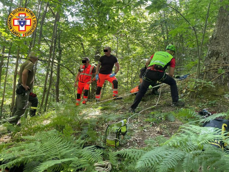 Va alla ricerca di funghi ma scivola e rimane infortunato sui monti in zona Marcetelli