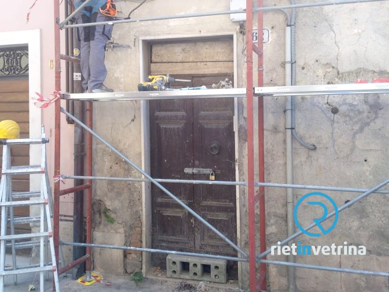 A breve via San Francesco riaprirà. Iniziati lavori di messa in sicurezza fabbricato pericolante