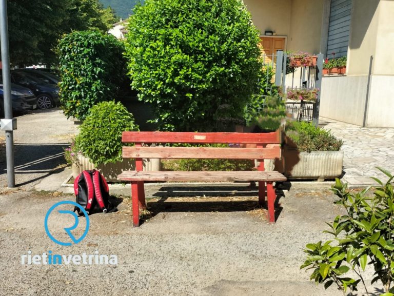 Federico restaura la Panchina Rossa di Contigliano